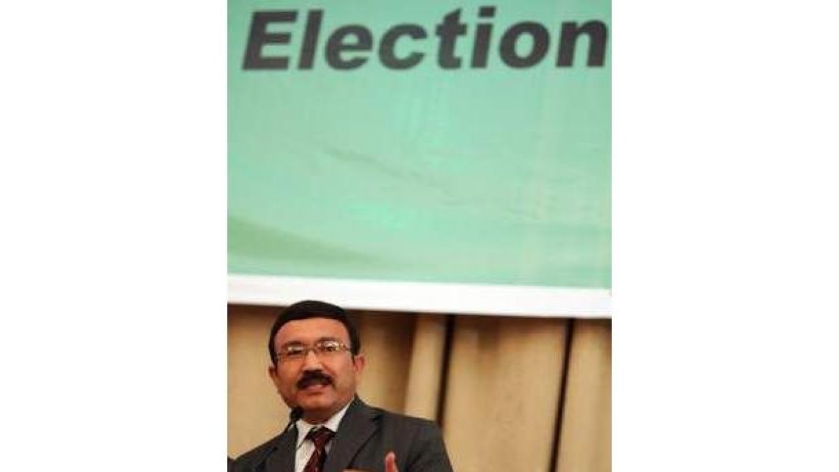 El jefe de la IEC, durante el anuncio de un resultado parcial.