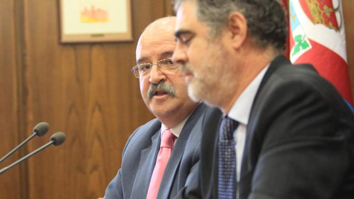 Los concejales de cuentas Emilio Cubelos y Fernando Álvarez en su comparecencia conjunta.
