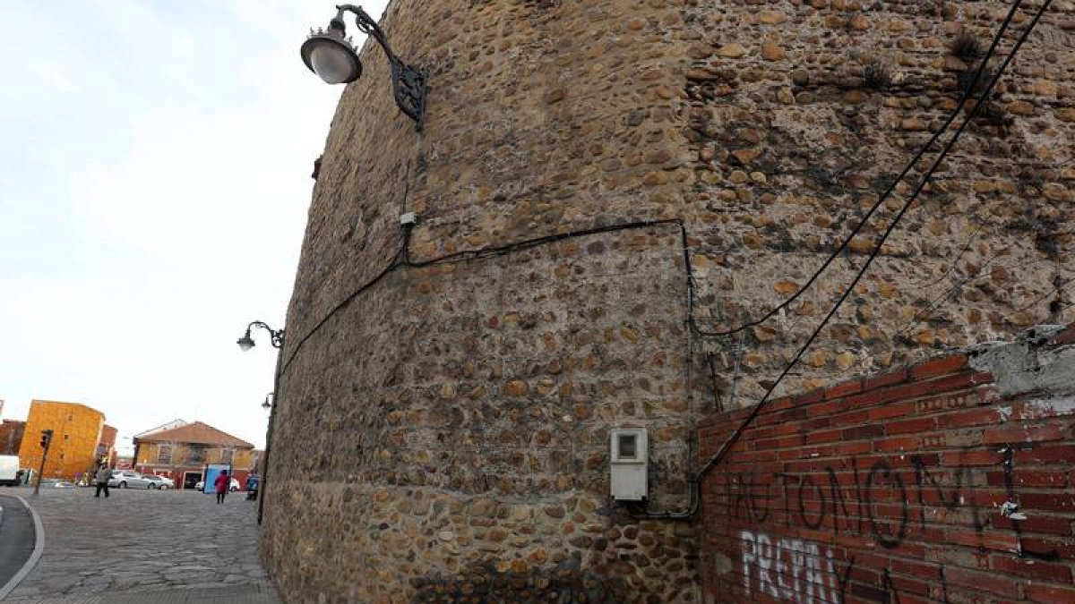 Los cables en el castillo de León, actual sede del Archivo Histórico