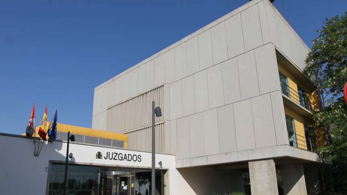 El edificio que alberga los juzgados de La Bañeza se inauguró en mayo del 2002.