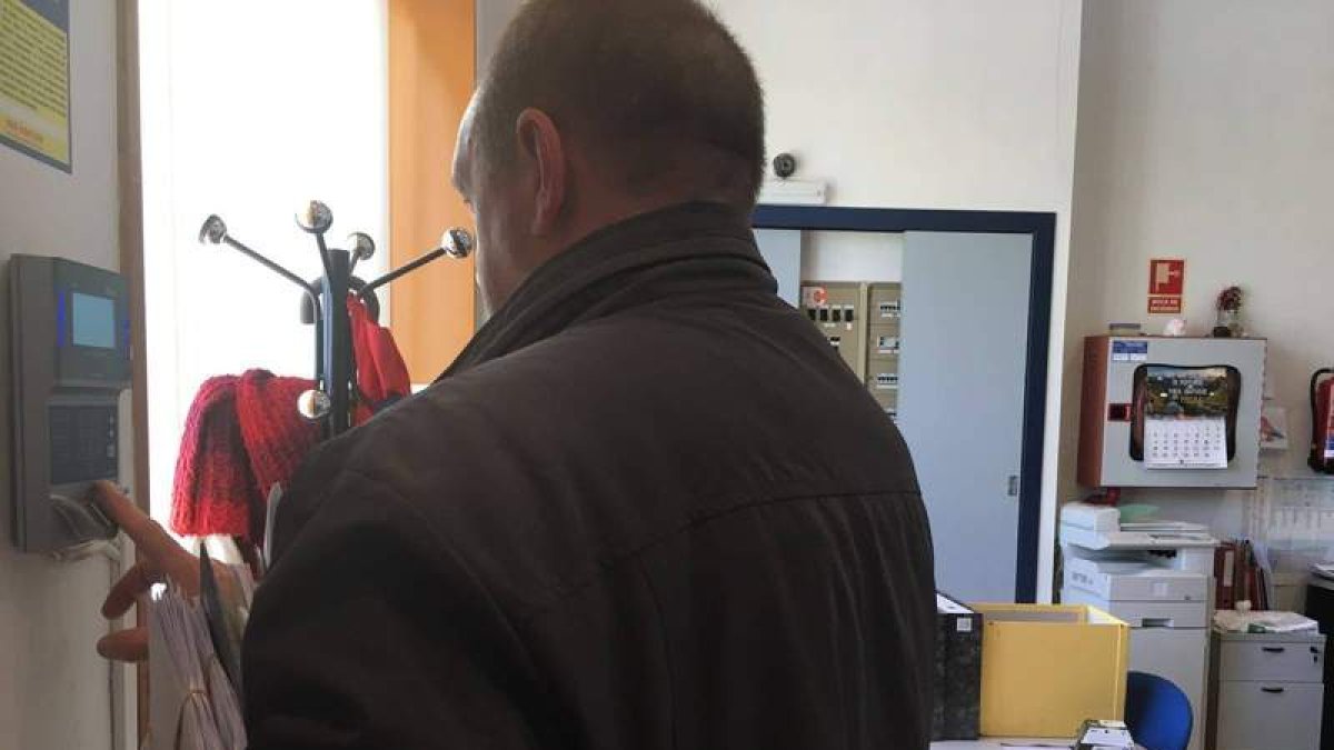 Fichar con la huella digital ya es una norma en algunos ayuntamientos y empresas. DL