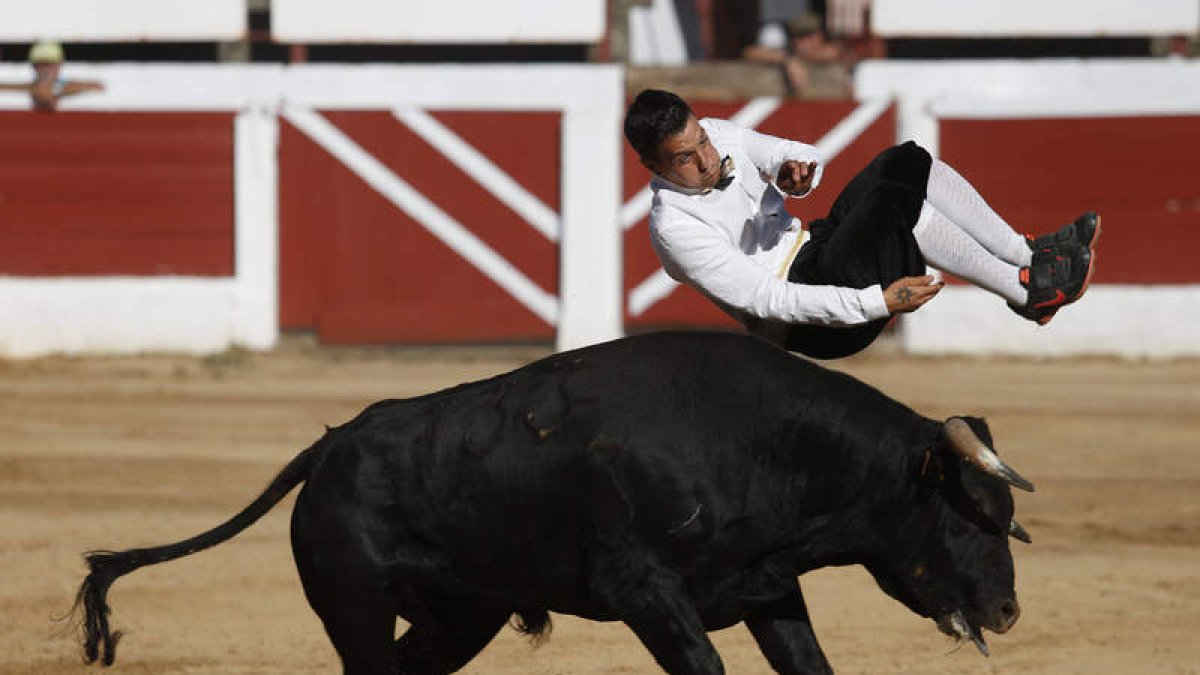 Mucha destreza en la exhibición de recortadores. JESÚS F. SALVADORES