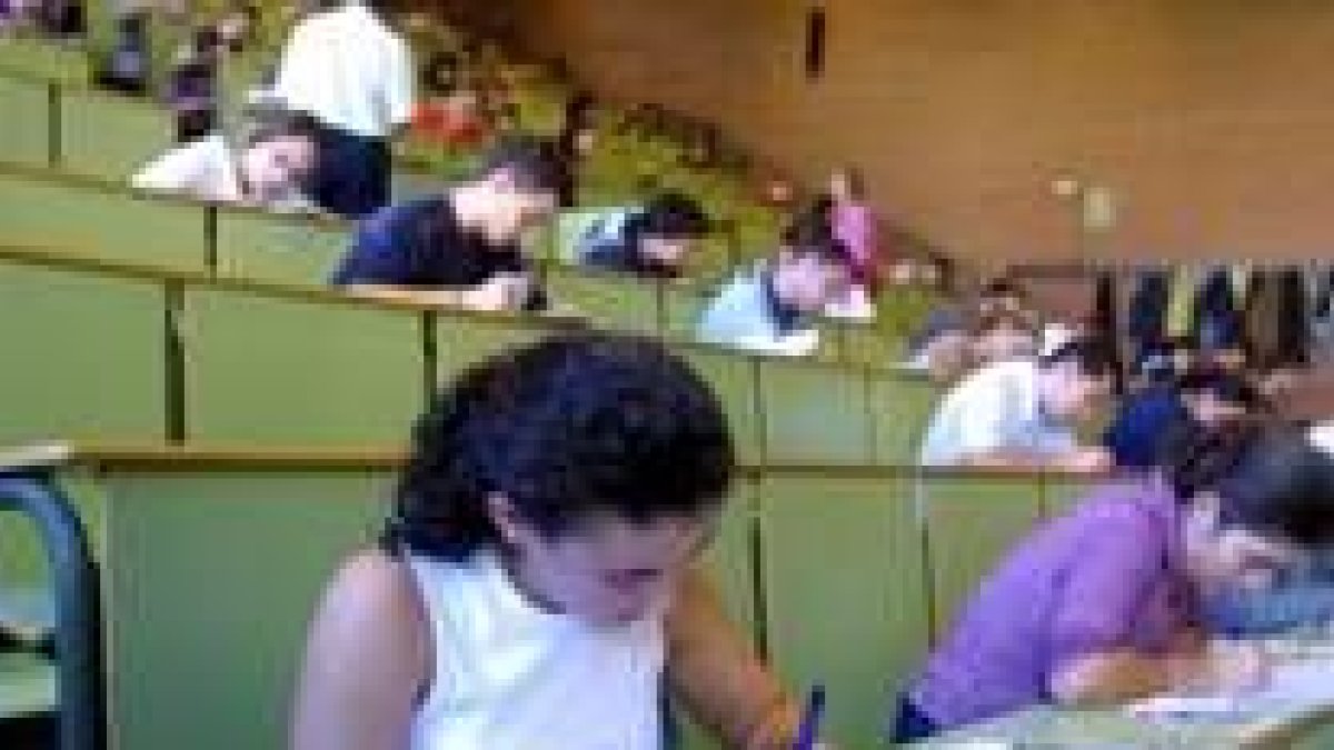 Alumnos realizando un examen de selectividad en el campus de la Universidad de León