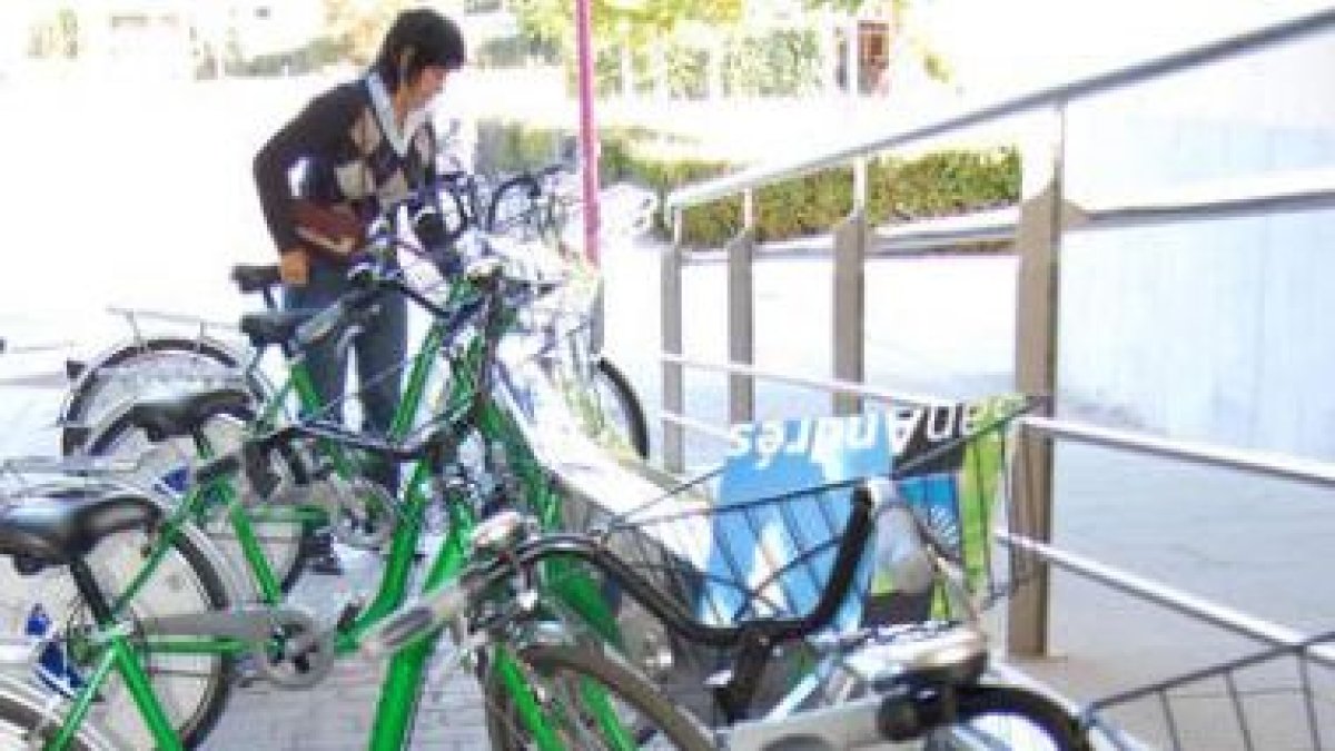 Con la llegada del buen tiempo el préstamo de bicicletas se vuelve a animar en el municipio de San A