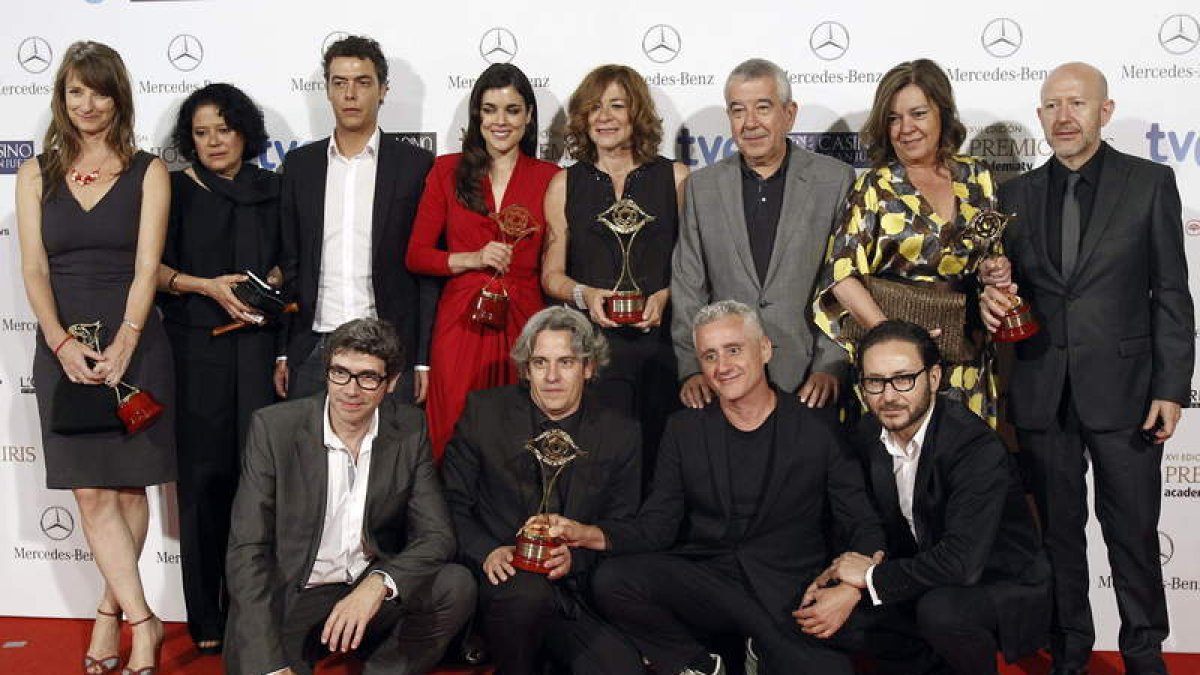 Miembros de la serie ‘El tiempo entre costuras’ posan con los galardones conseguidos.