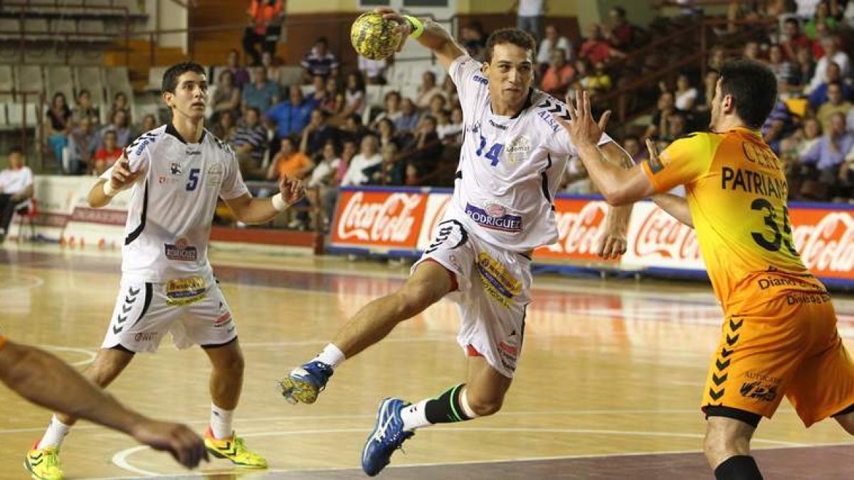 El balonmano eléctrico del brasileño Joao volvió a brillar ayer en tierras suizas como lo hace habitualmente en el Palacio de Deportes. Fue el máximo artillero del conjunto ademarista.