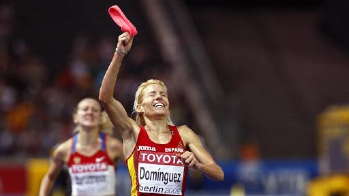 La atleta palentina celebra efusivamente su victoria en los 3.000 obstáculos.