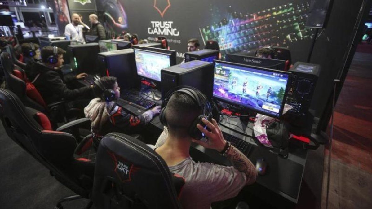 Varias personas juegan al Fortnite en una competición en la Barcelona Games World.