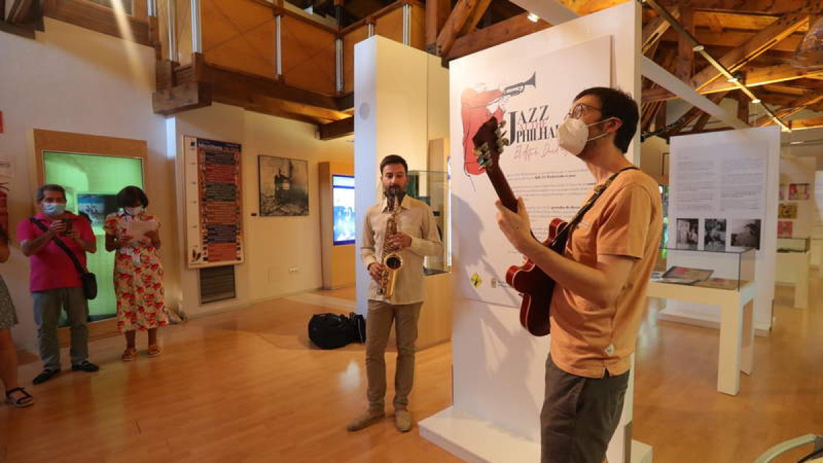 Diego Fernández López Gavela y Gio Yáñez, durante la inauguración de la exposición. ANA F. BARREDO