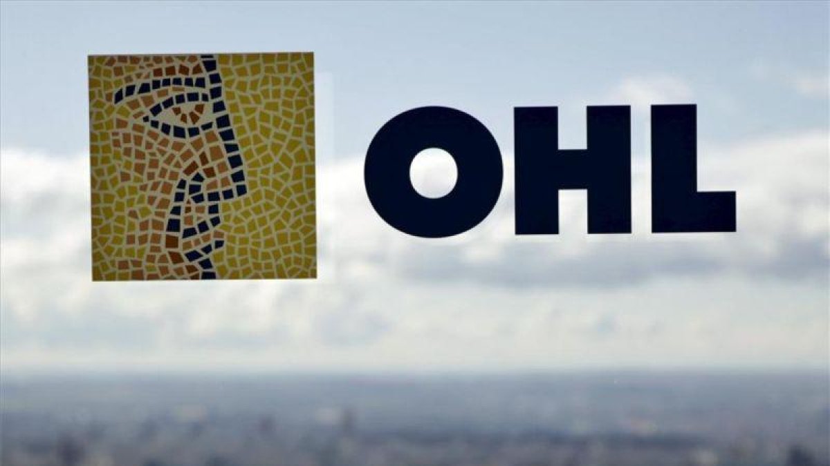 Logo de OHL en la sede de la firma en Madrid.