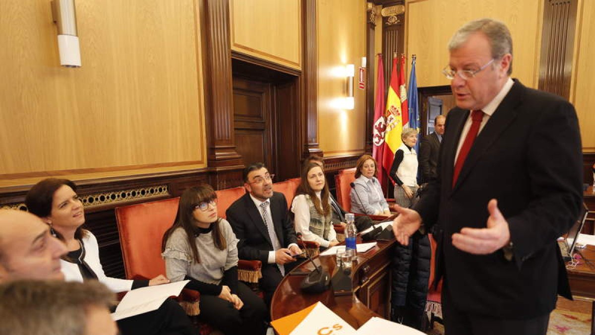 Silván charla con la bancada de Ciudadanos antes de comenzar el Pleno, ayer en San Marcelo. RAMIRO