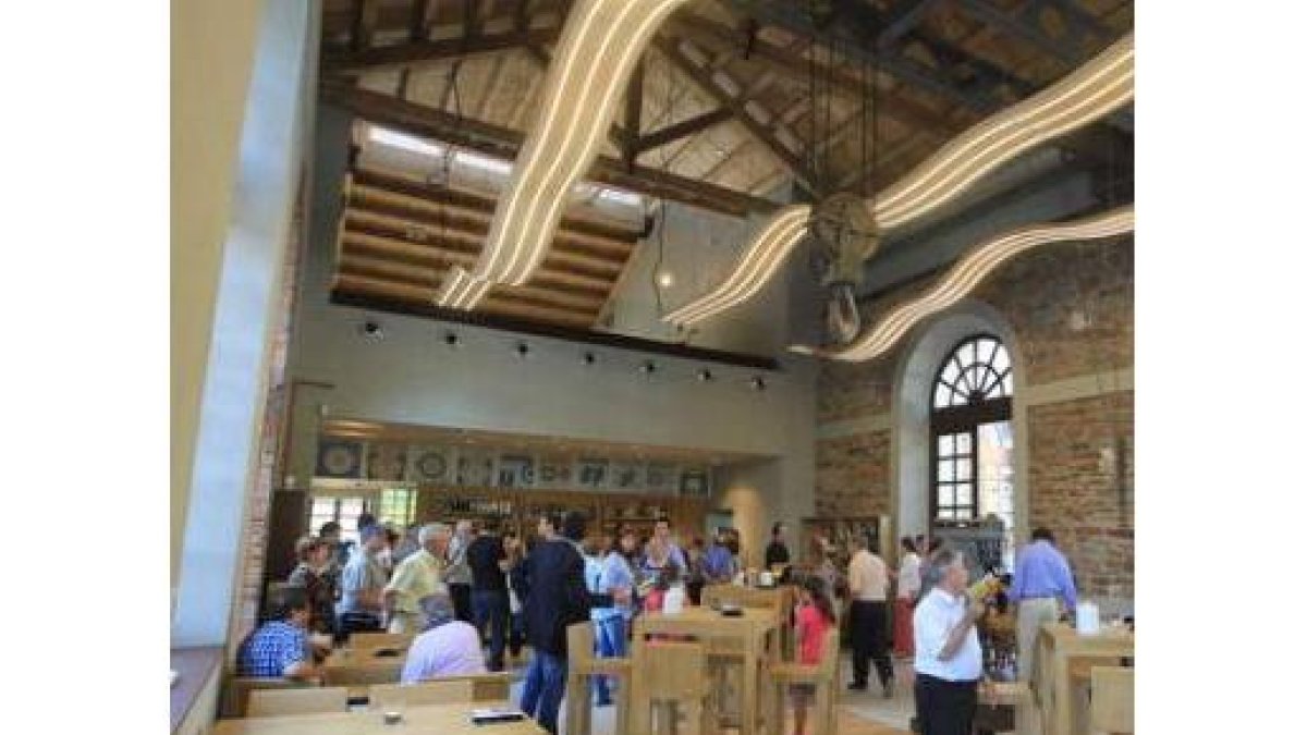 La cafetería está ambientada con un gusto exquisito.