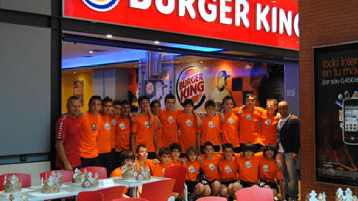 La selección de León acudió al completo a Burger King.