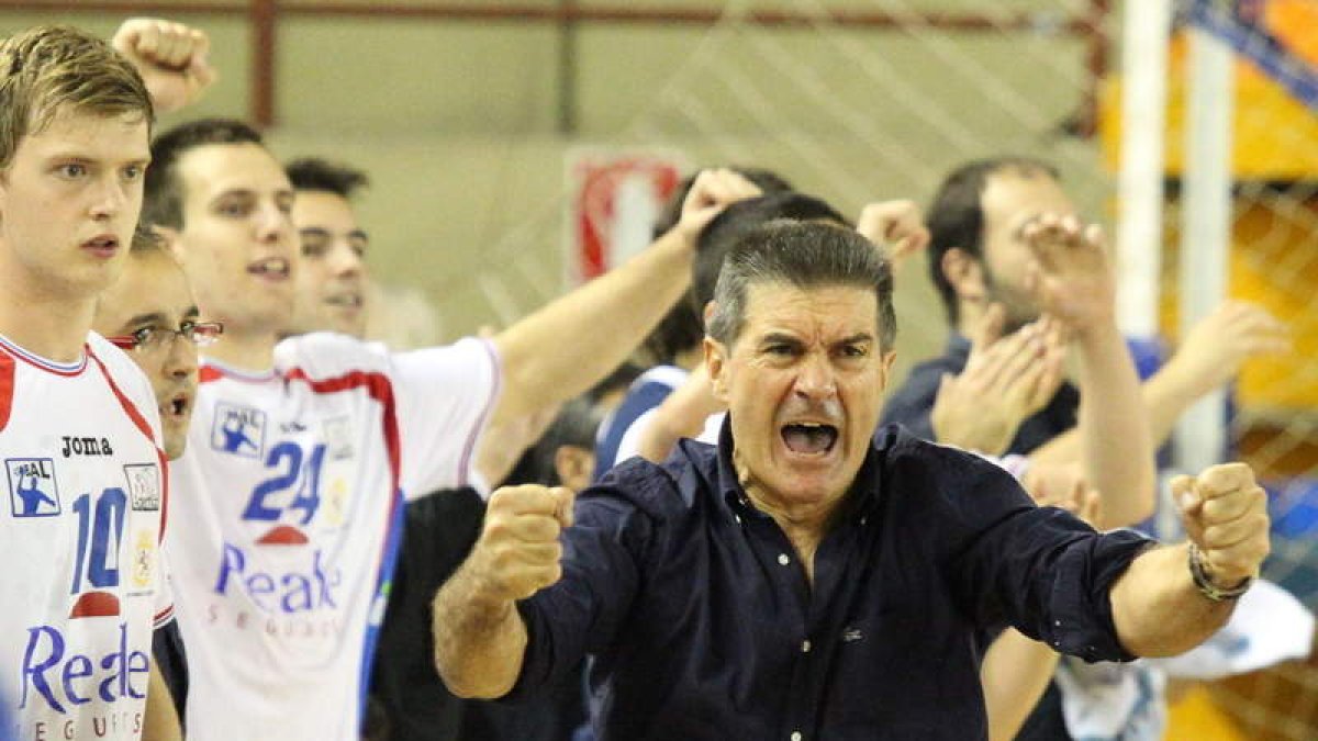 Manolo Cadenas sopesa salir del Ademar si no hay garantías sobre el futuro del club.