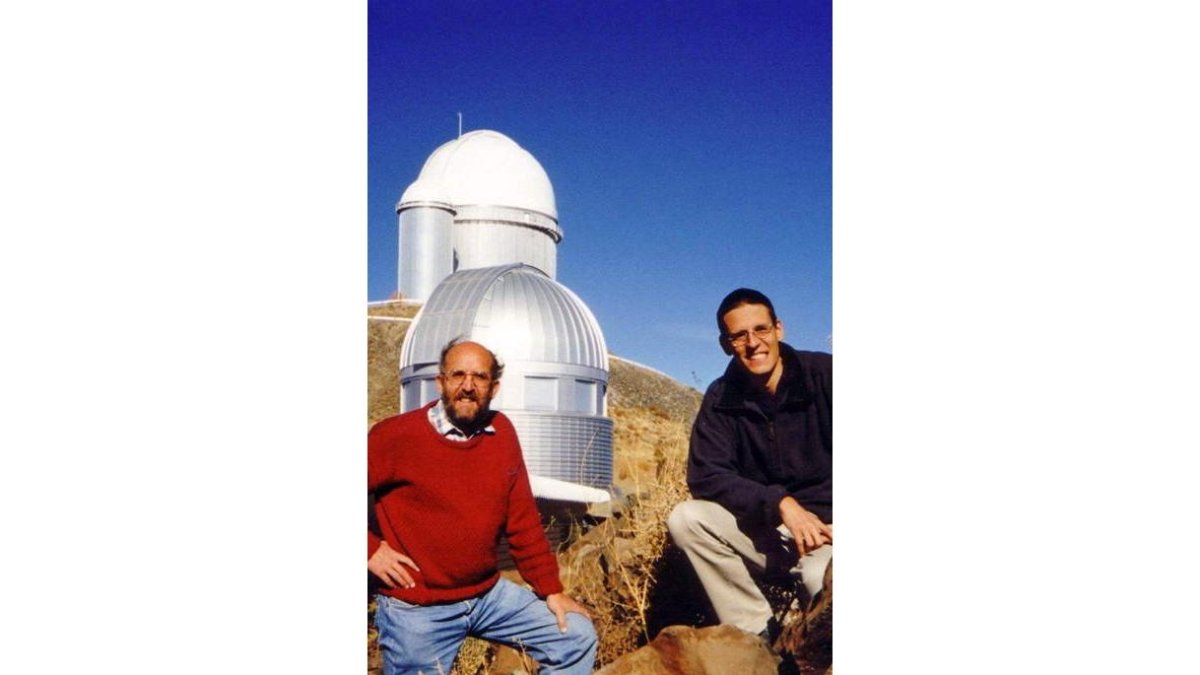 Los astrofísicos suizos Michel Mayor y Didier Queloz.