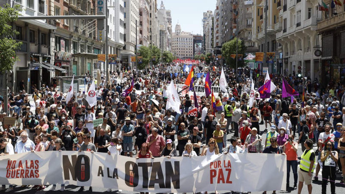 Manifestación en contra de la Otan celebrada ayer en Madrid. J.J. GUILLÉN
