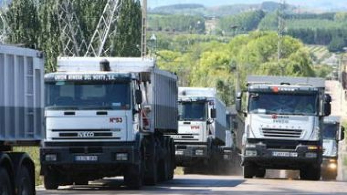 Camiones del Grupo Alonso abandonan las inmediaciones de la térmica sin descargar.