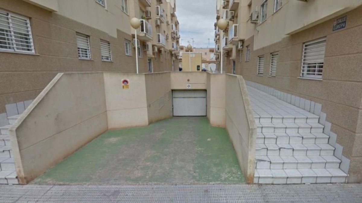 Entrada del aparcamiento de Cartagena en el que se ha producido el tiroteo mortal.