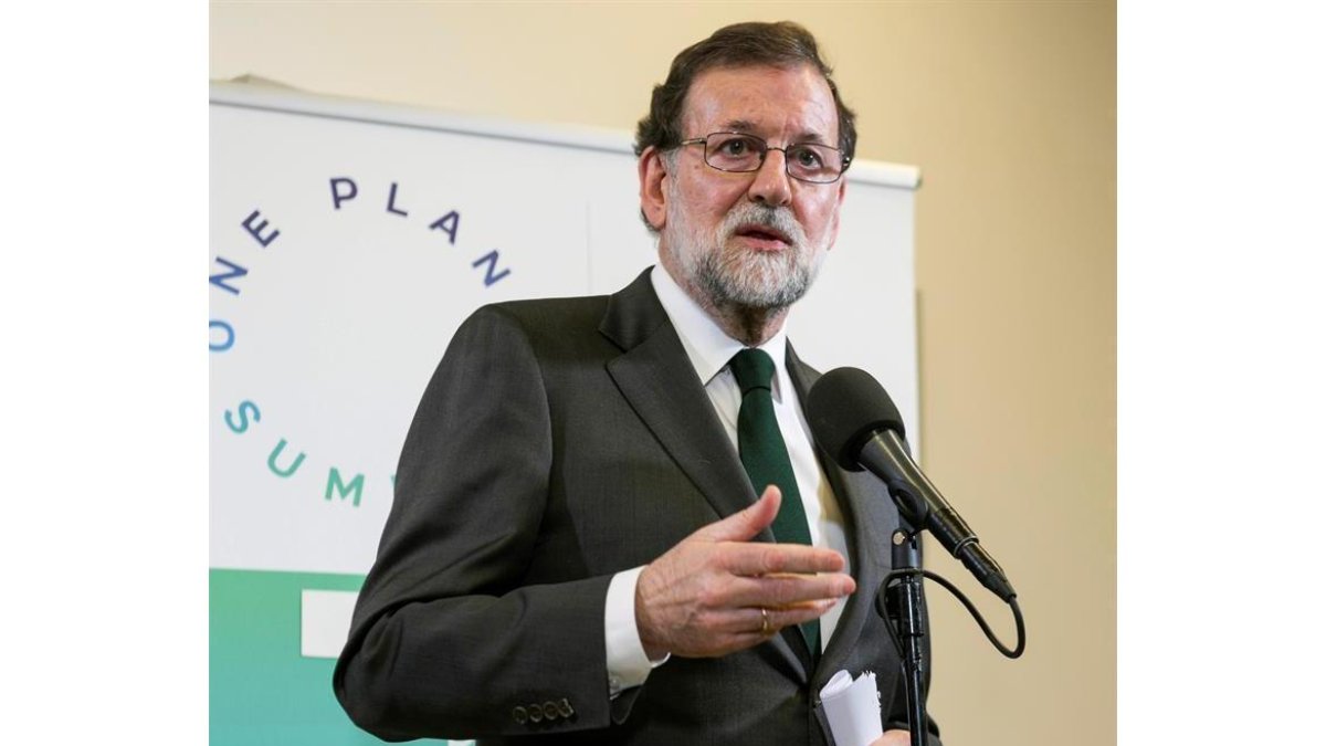 El presidente del Gobierno español, Mariano Rajoy, en declaraciones a los periodistas tras participar en la cumbre sobre el cambio climático organizada en París