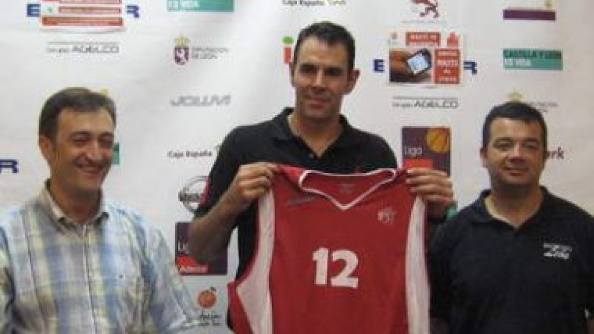 Joaquín Rodríguez, Jorge García y Javi de Grado durante la presentación del ala pívot.