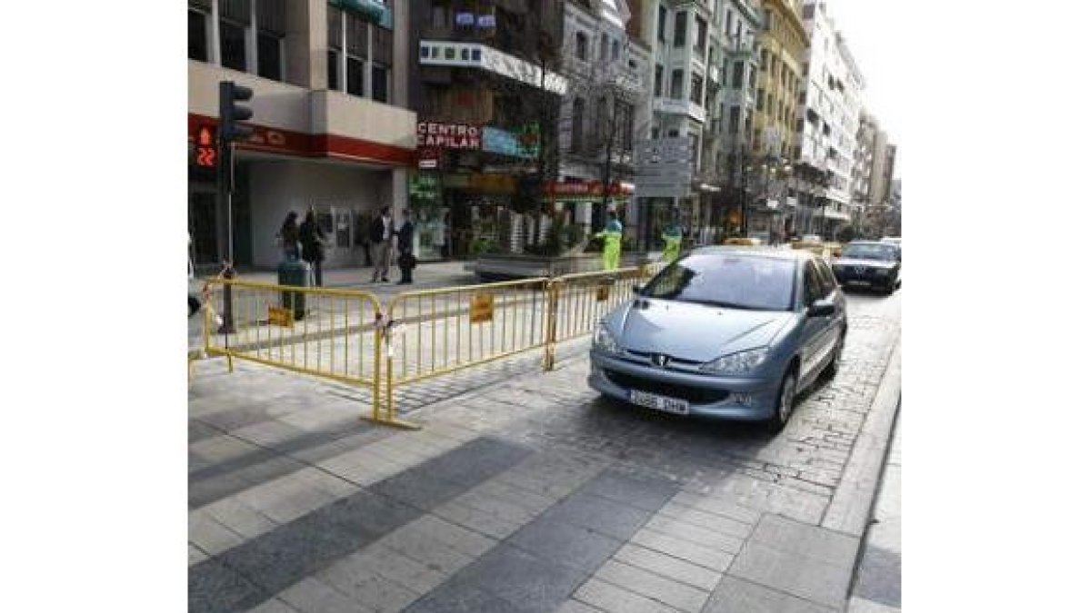 Uno de los dos carriles tuvo cortes en varios tramos.