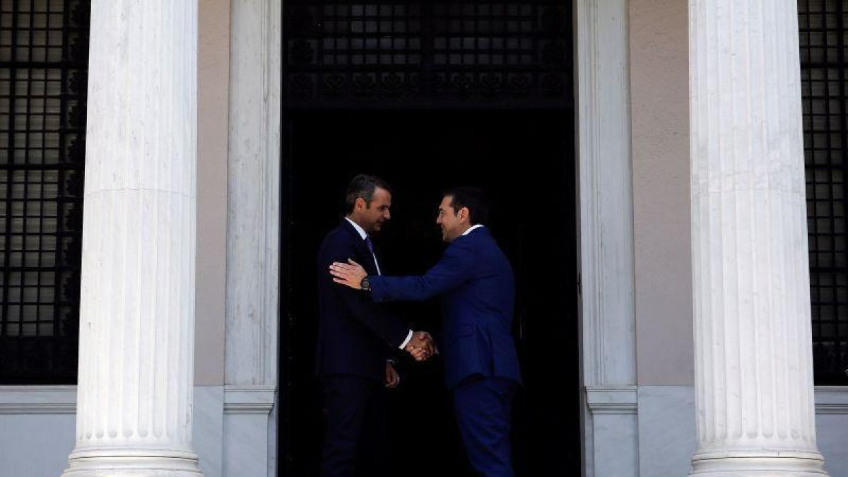 Saludo entre Kryriakos Mitsotakis y Alexis Tsipras.