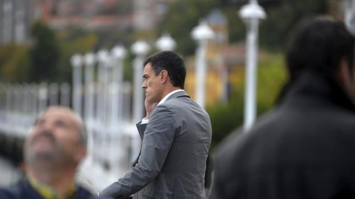 Pedro Sánchez habla por teléfono, esta mañana, durante su visita a Portugalete.