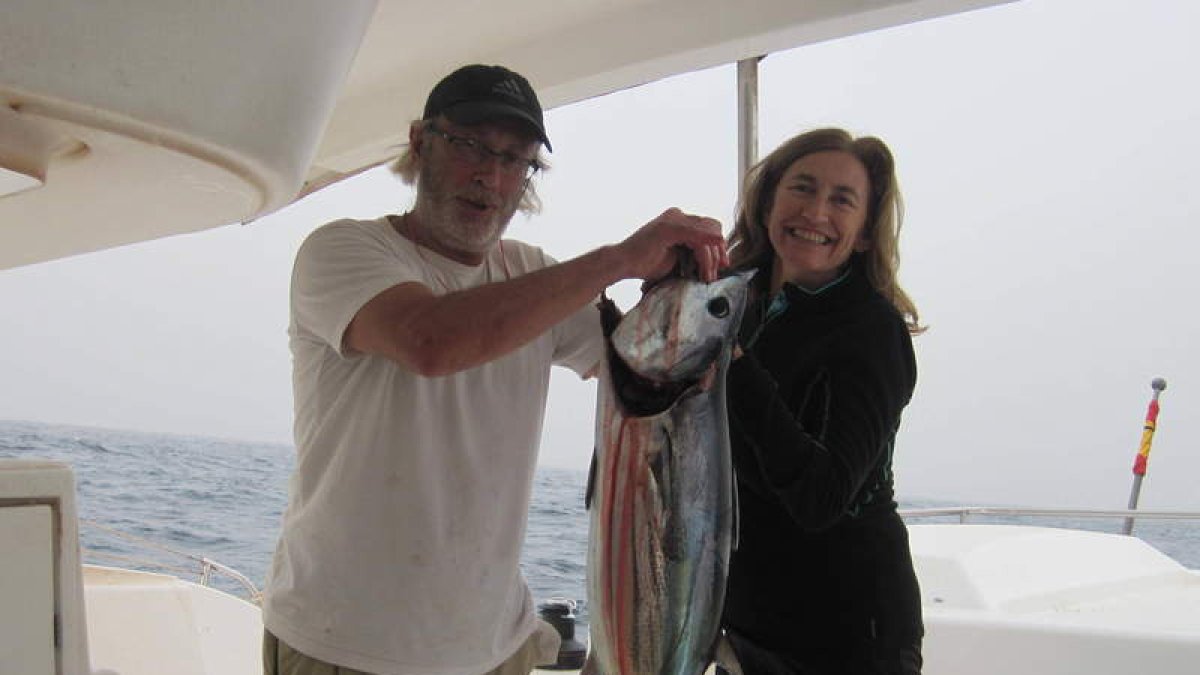 José Luis Conty y Piedad posan con una de las capturas realizadas en alta mar, un atún de 10 kilos.