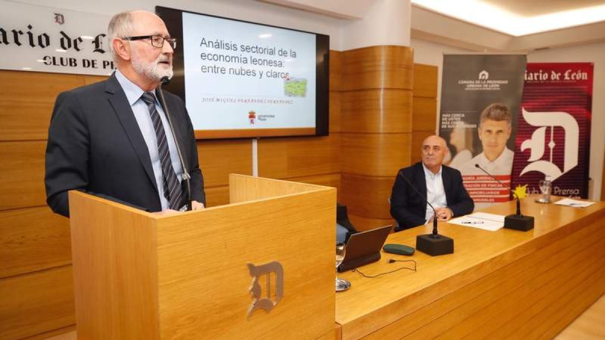 José Miguel Fernández, decano de la Facultad de Económicas y Empresariales, con el subdirector de Diario de León, Rafael Blanco. RAMIRO