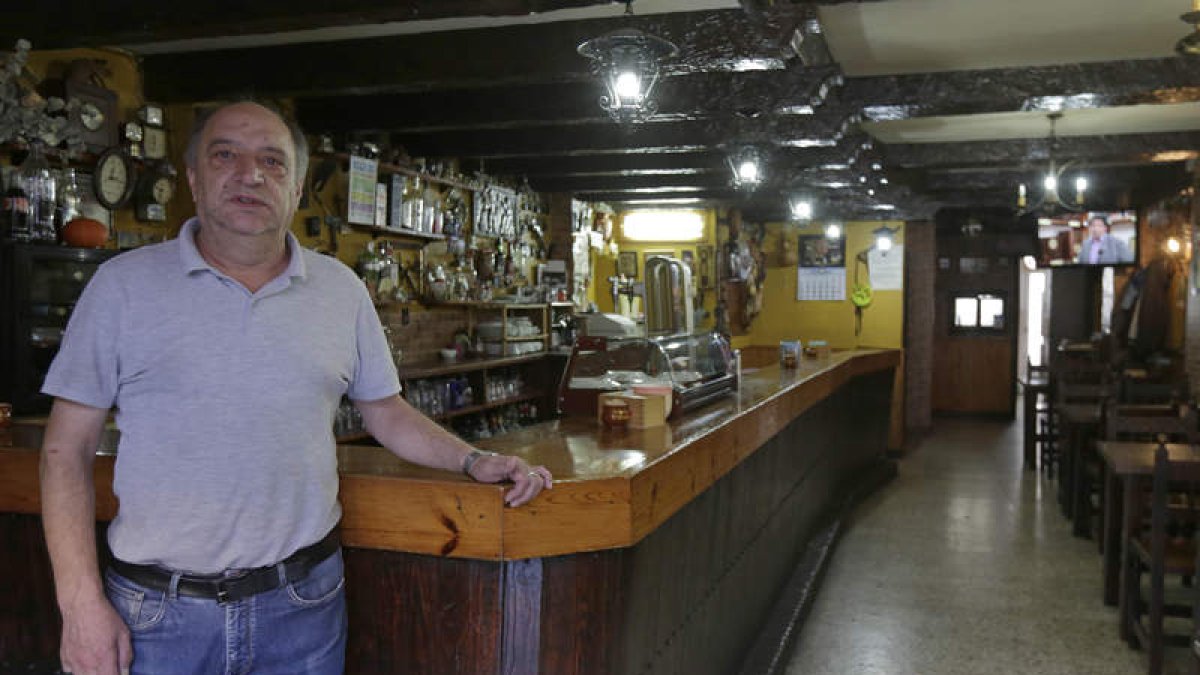 Carlos cerró el Mesón Valdevimbre después de 47 años de historia de León. FERNANDO OTERO