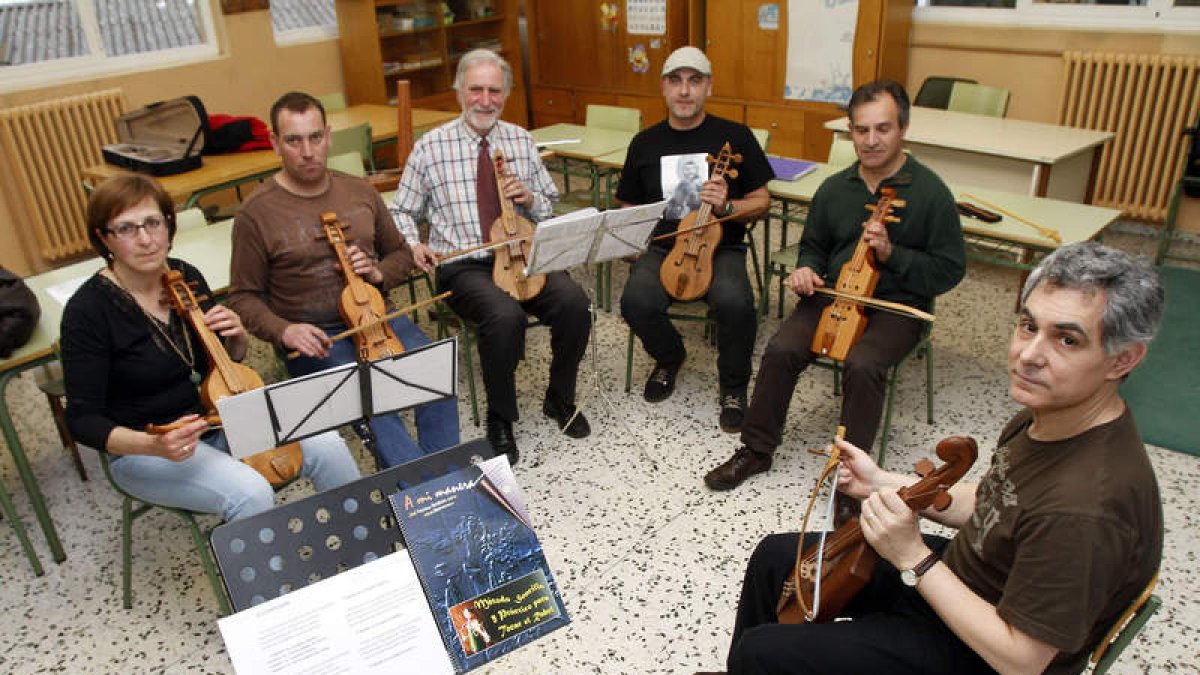 Fernández Juárez, a la derecha, con algunos de sus alumnos en la escuela que gestiona la asociación Arlafolk