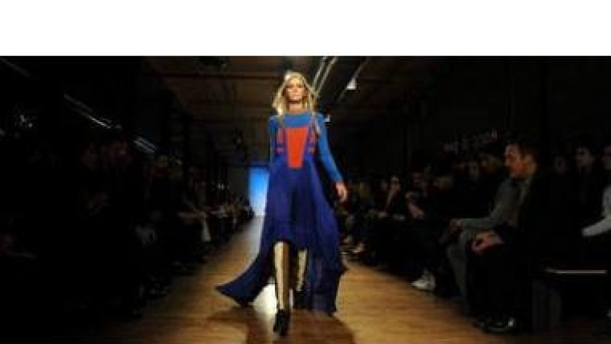 Una modelo luce una creación de Rag&Bone en la pasarela de la Semana de la Moda de Nueva York