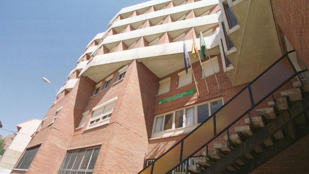 Acceso al Colegio Mayor San Isidoro en el que residían las tres alumnas que han presentado las denuncias. ANA