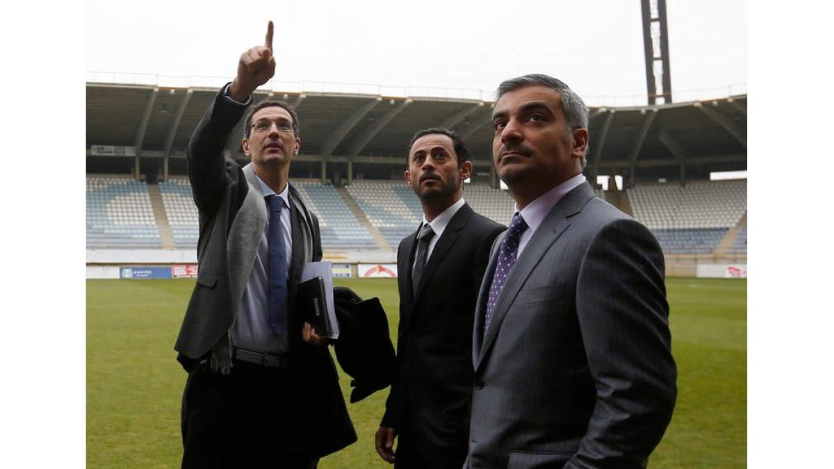 Iván Bravo, izquierda, junto al presidente de la Cultural, Tariq Abdulaziz Al Naama, derecha. JESÚS F. SALVADORES