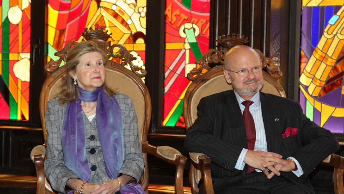 Pilar-Paloma de Casanova Barón y Francisco López Becerra de Solé durante su recibimiento en el Ayuntamiento.
