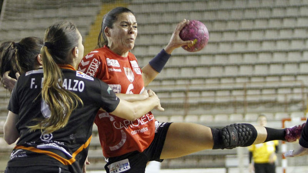 Raquel Caño choca contra la defensa del Valencia, ayer en el Palacio Municipal de Deportes.
