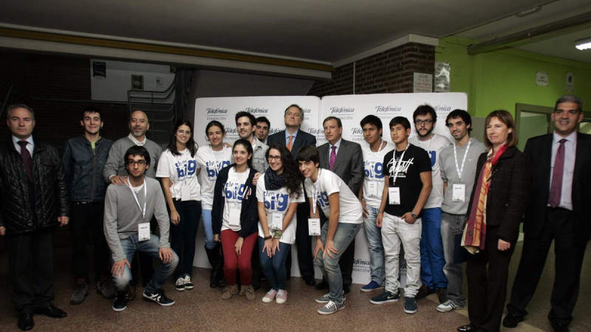 Imagen de familia del consejero de Educación con los participantes en el programa.