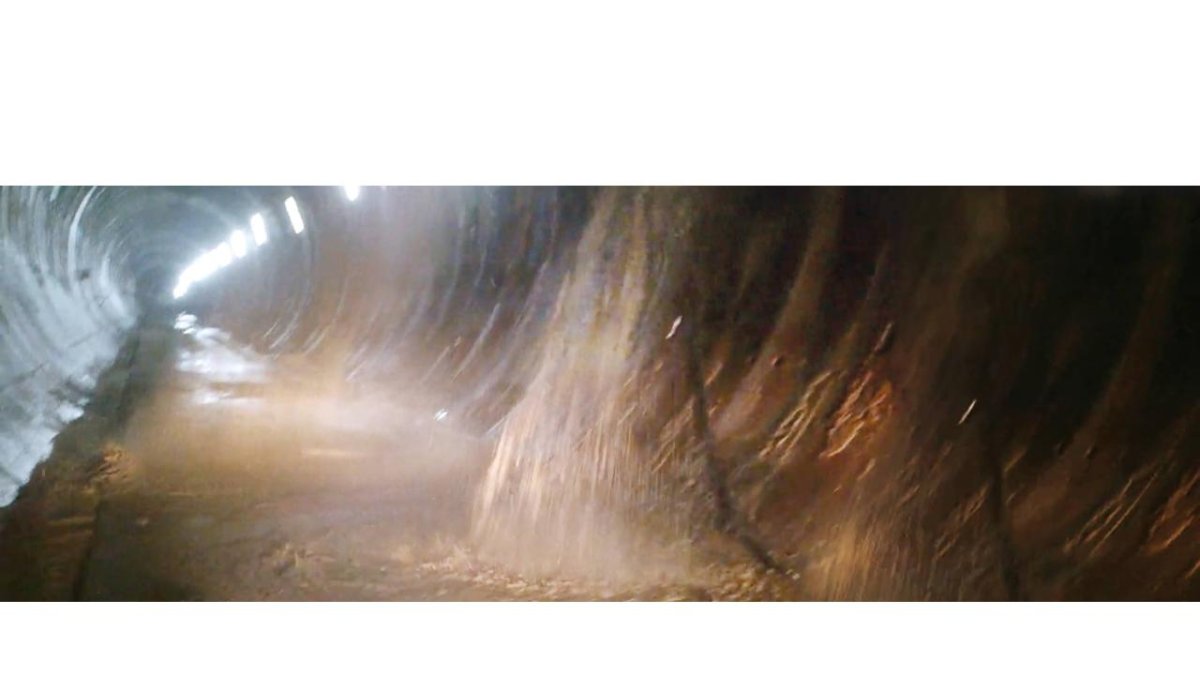 Filtración de agua en uno de los túneles de la Variante de Pajares