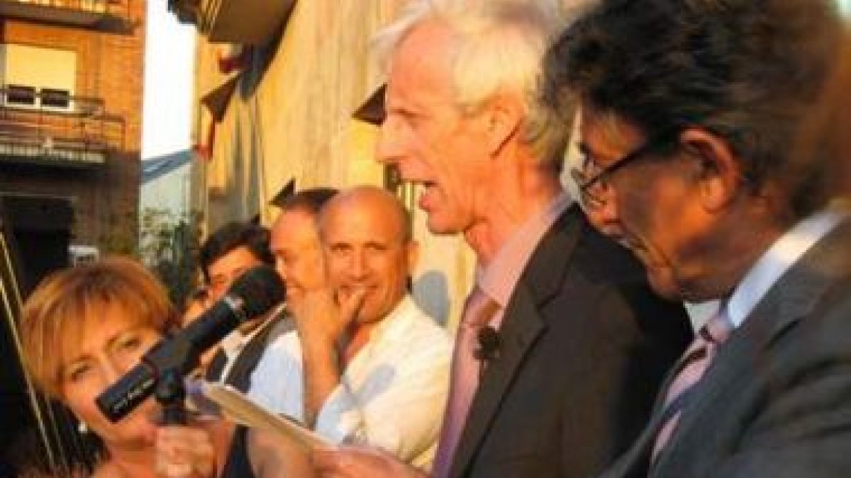 El científico Ángel Alonso, ayer pregonando las fiestas desde la balconada de la Casa Consistorial.