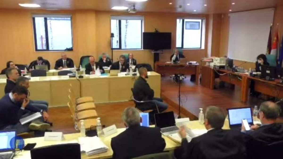 Dos de los testigos que declararon ayer trabajaban para las subcontratas de la Vasco. DL