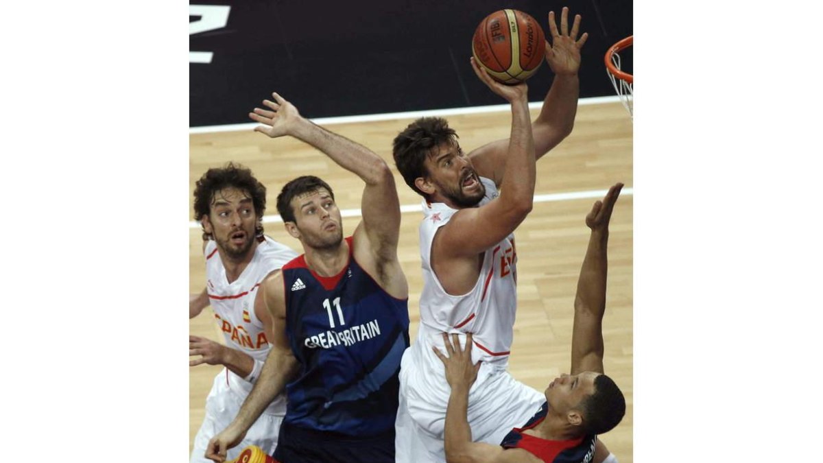 Marc Gasol ejecuta una bandeja ante el aro británico superando a dos defensores.