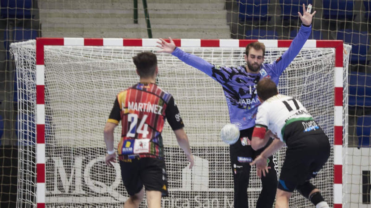 Panos volvió a protagonizar un partido bastante irregular contra Anaitasuna. EDUARDO SANZ