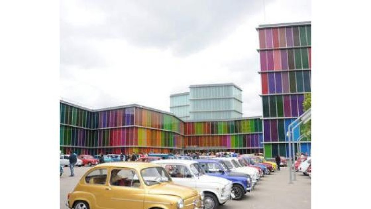 Los Seat 600, concentrados en el Musac el sábado.