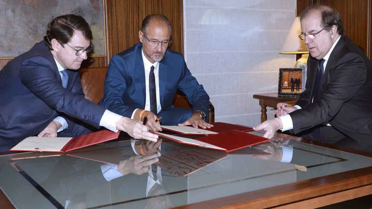Alfonso Fernández Mañueco, Luis Fuentes y  Juan Vicente Herrera firman el acuerdo. NACHO GALLEGO