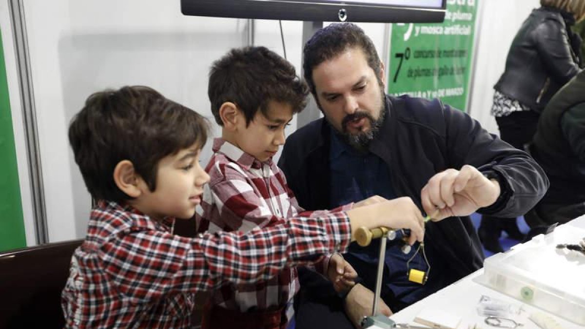 Unos niños conocen el arte de la pluma. MARCIANO PÉREZ
