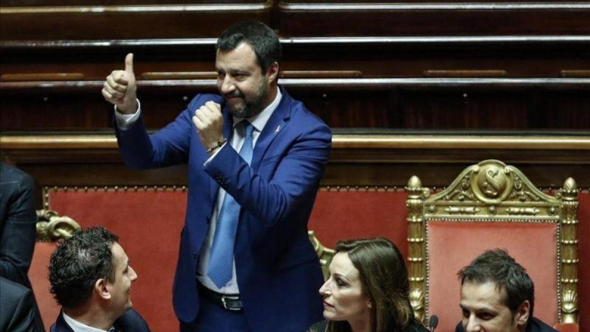 El ministro del Interior italiano, Matteo Salvini, celebra la aprobación de la ley de legitima defensa en el Senado de Italia.
