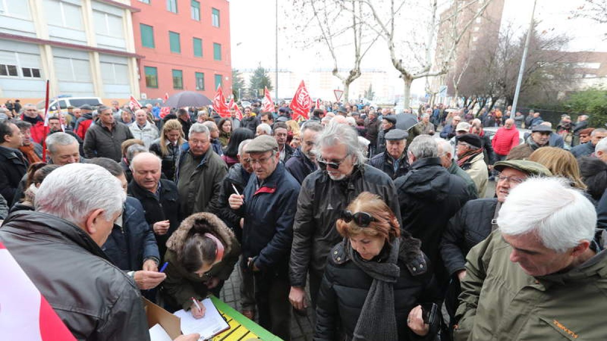 La protesta obligó a la policía a cortar la avenida Gómez Núñez y la calle Lago de la Baña. L. DE LA MATA