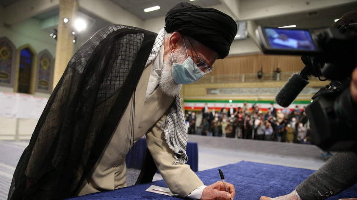 El ayatollah Ali Jamenei, votando ayer en un colegio electoral en Teherán. LEADER OFFICE HANDOUT