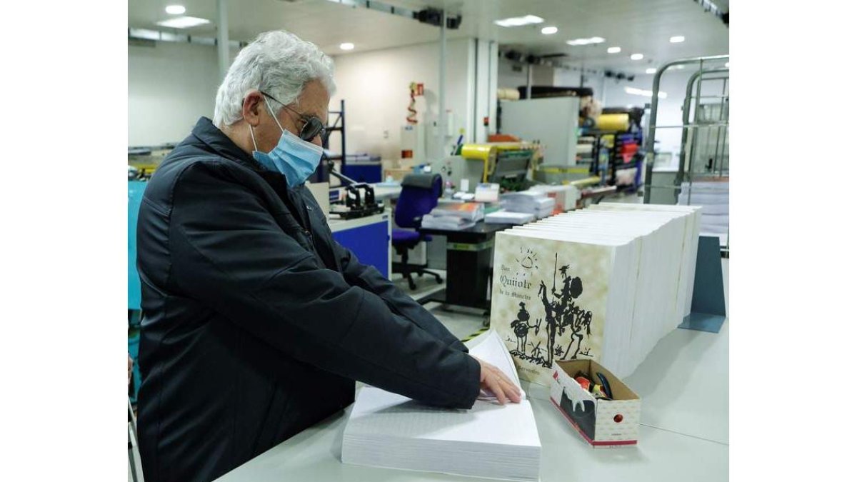 Lectura del Quijote en braille en las instalaciones de Barcelona. QUIQUE GARCÍA