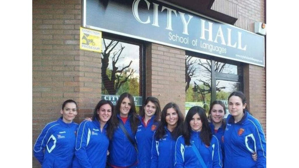 Las jugadoras del conjunto leonés junto a la sede de City Hall.